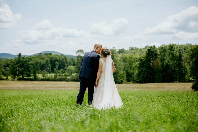 A kiss in a field - Stacy Aubrey Photography