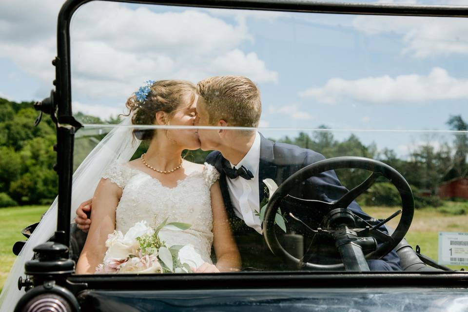 A kiss in a car - Stacy Aubrey Photography
