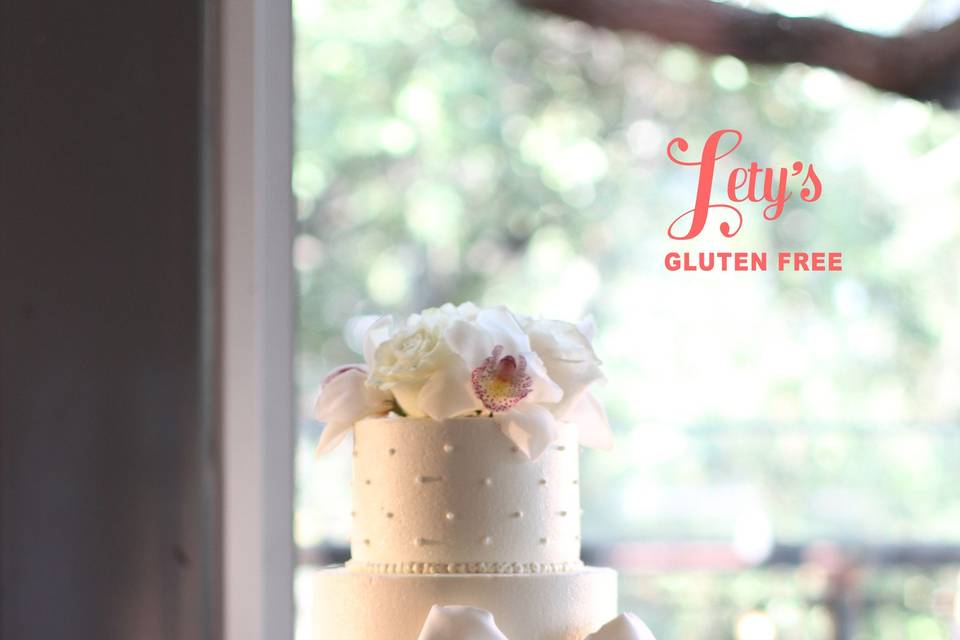 Buttercream wedding cake with fondant bow.
Gluten free coconut cake and raspberry cupcakes.