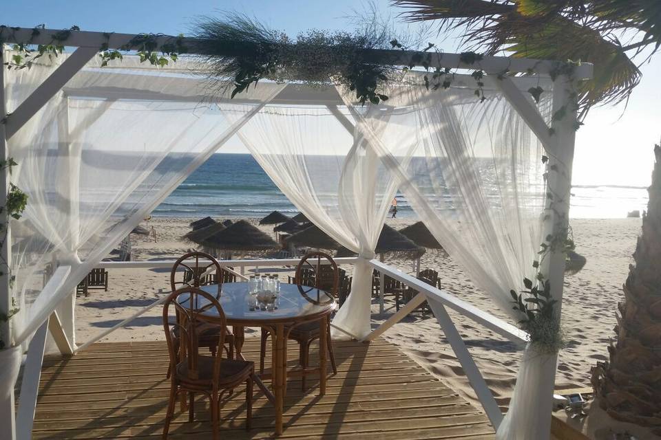 Newlyweds' table by the beach
