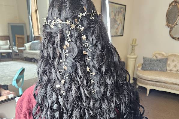 Many curls with vine decor