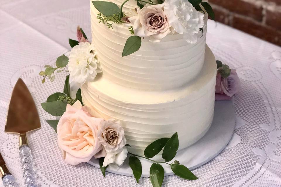 Traditional-style wedding cake