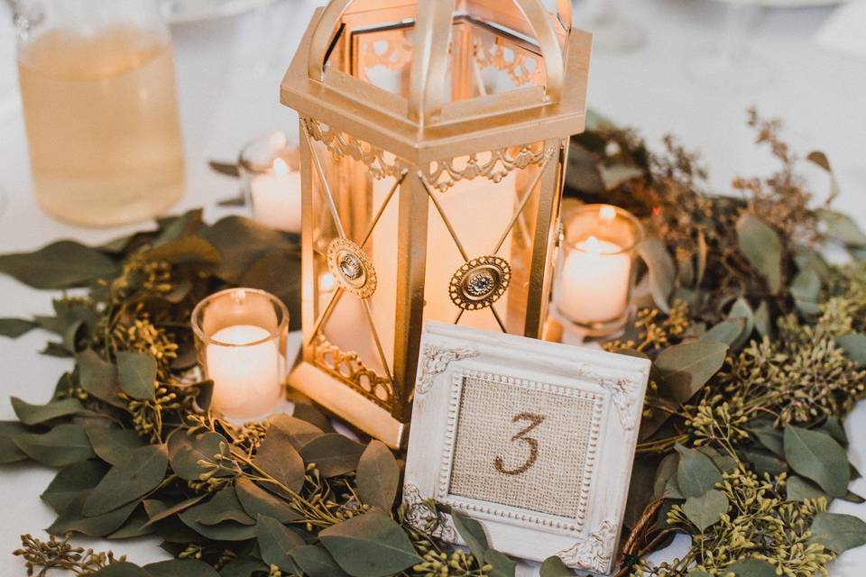 Wedding centerpieces - photo by JAS Weddings