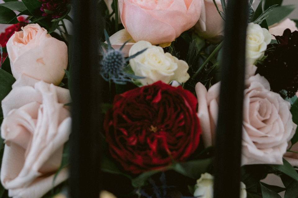 Delicate wedding flowers - photo by Fidelio Photography