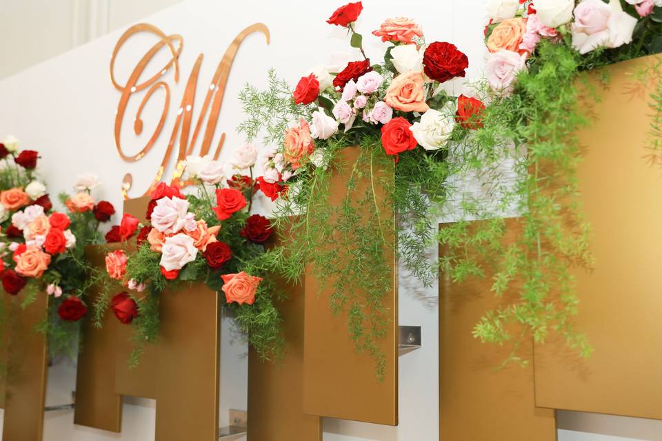 Hoa cưới là niềm hạnh phúc của mỗi cô dâu chú rể. Chúng tôi sẽ giúp bạn chọn ra những loại hoa phù hợp với phong cách cưới của bạn để tạo nên một bộ sưu tập hoa cưới độc đáo và tuyệt đẹp. Hãy xem hình ảnh liên quan để tìm hiểu thêm về các loại hoa cưới đang được yêu thích nhất hiện nay.