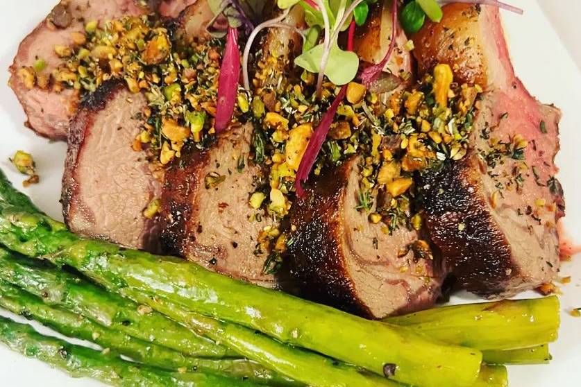 Succulent meat with asparagus