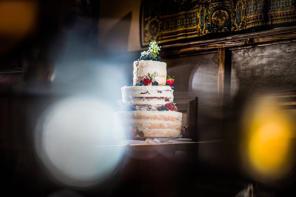 Wedding cake lighting