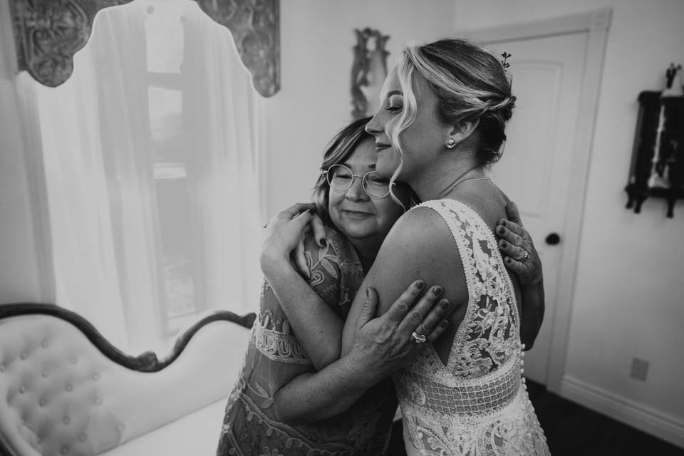 A bride embracing her mother.