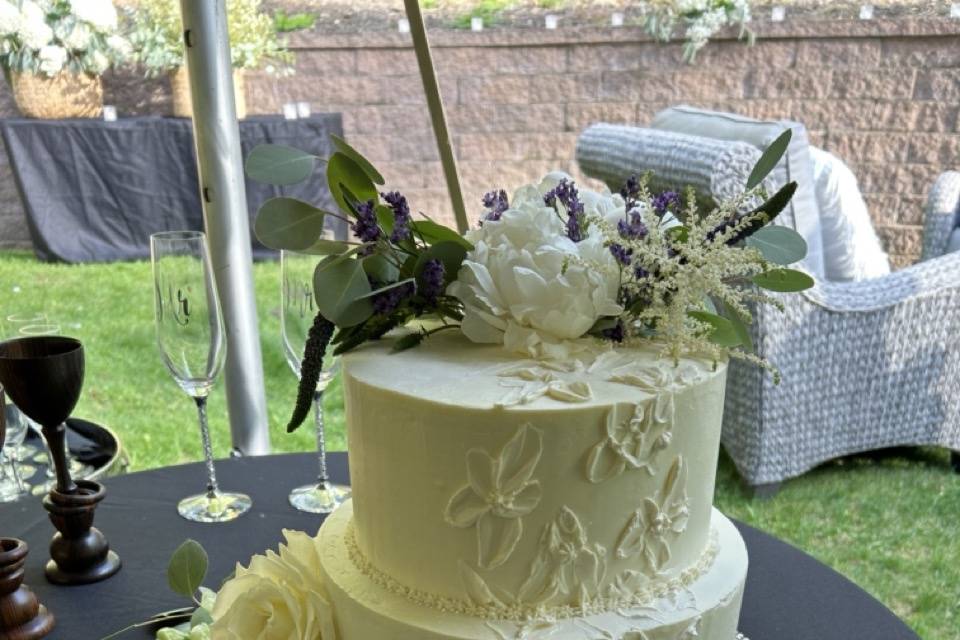 Fresh flowers on wedding cake