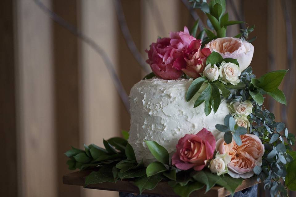 Fresh flowers on wedding cake