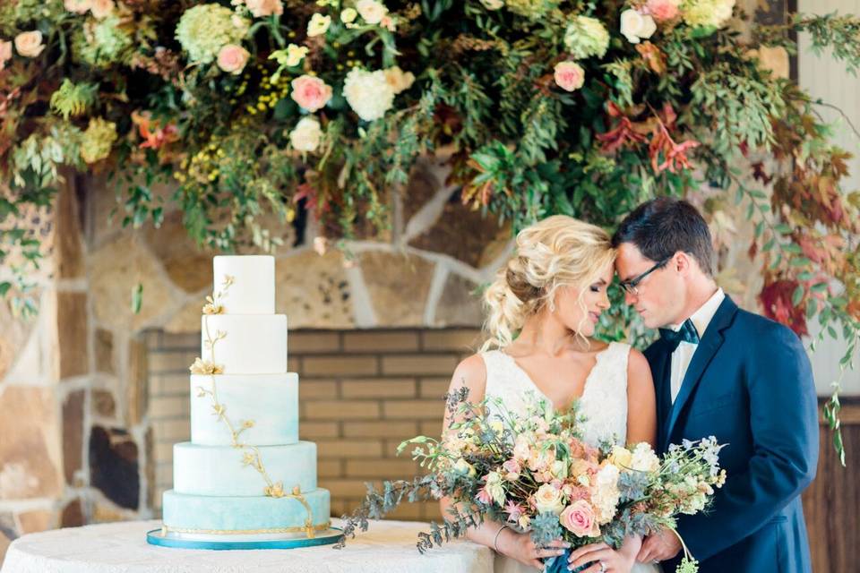 Newlyweds and their wedding cake