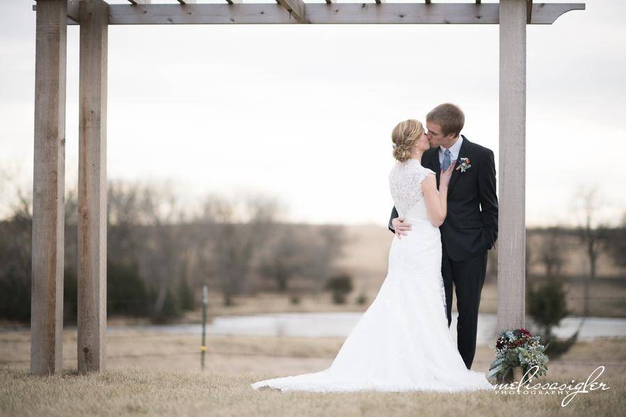 Kiss under the arch