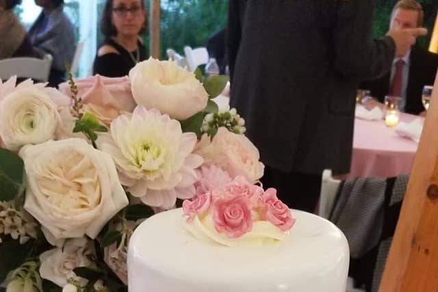 Pretty in Pink Cutting Cake