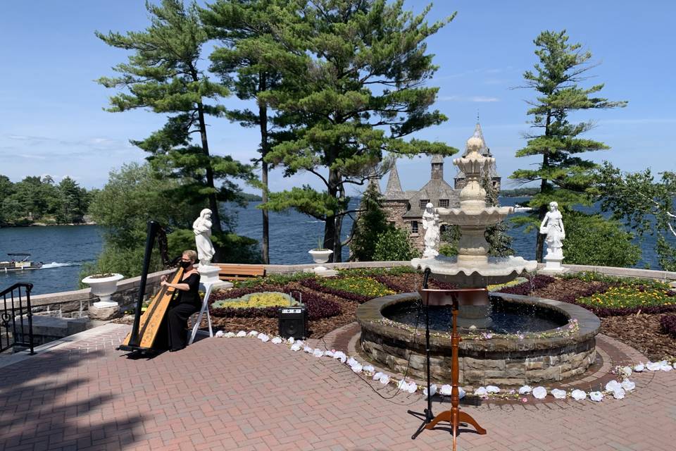 1000 Islands Harpist