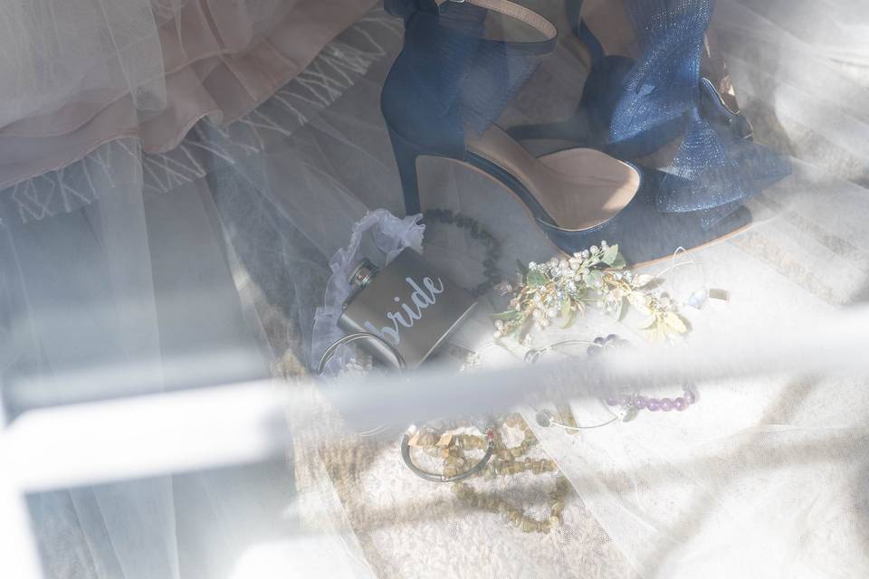 Details of heelsand jewelry