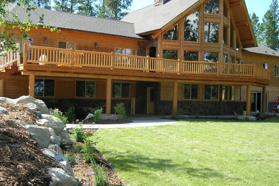 Pineview Lodge Front Space