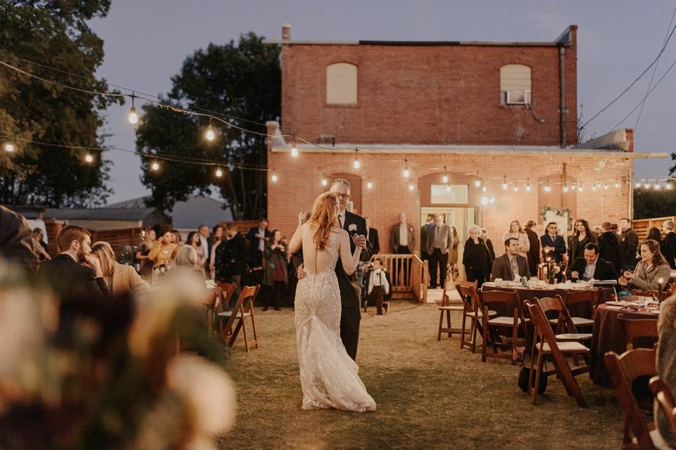 Romantic back yard first dance