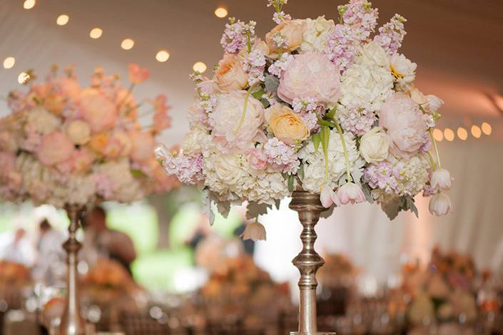 Romantic colors for a wedding in a fabulous tent