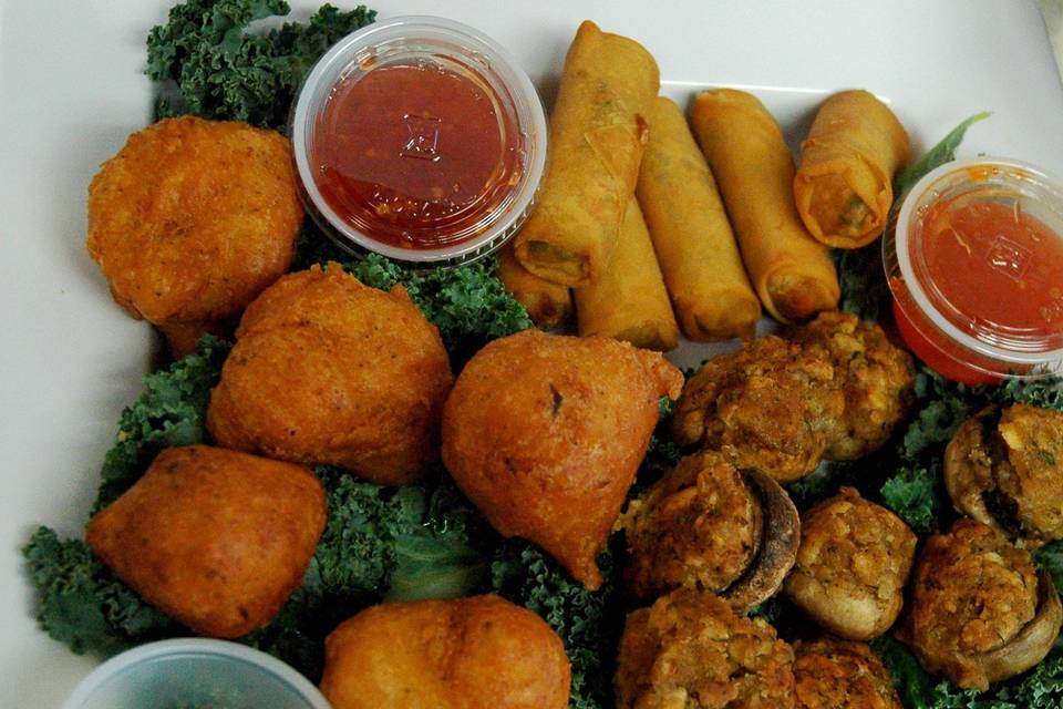 Clamcakes, spring rolls, stuffed mushrooms - wedding catering hors d'oeuvres for every style.