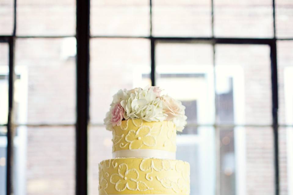 Cake with wood slice stand