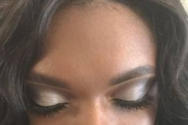 Blended eye shadow and rose lips