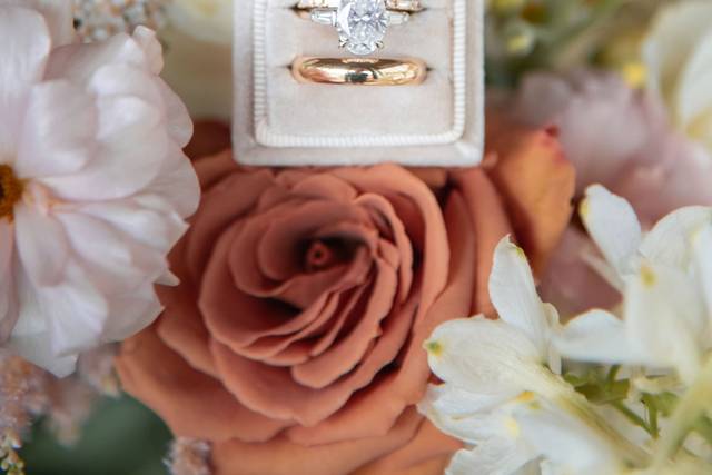 Ring and flower details