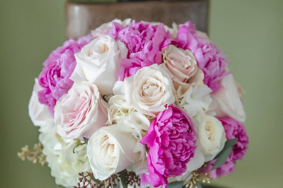 White and pink bride bouquet