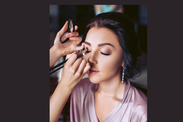 Beautiful classic makeup.