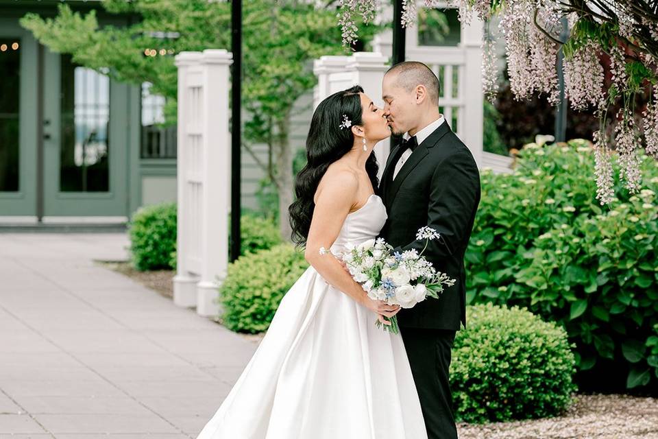 Wisteria kiss