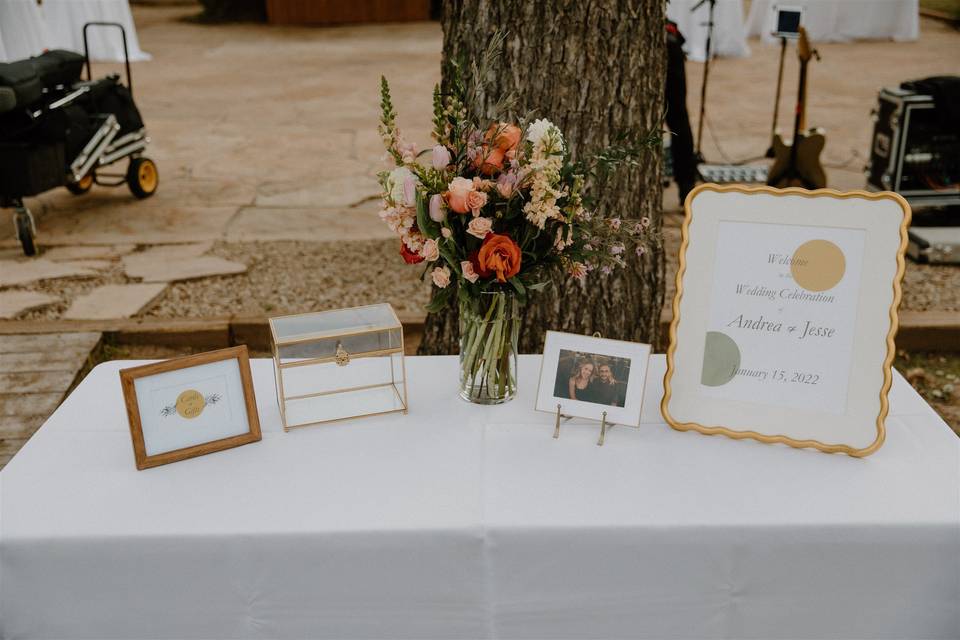 Chic welcome table