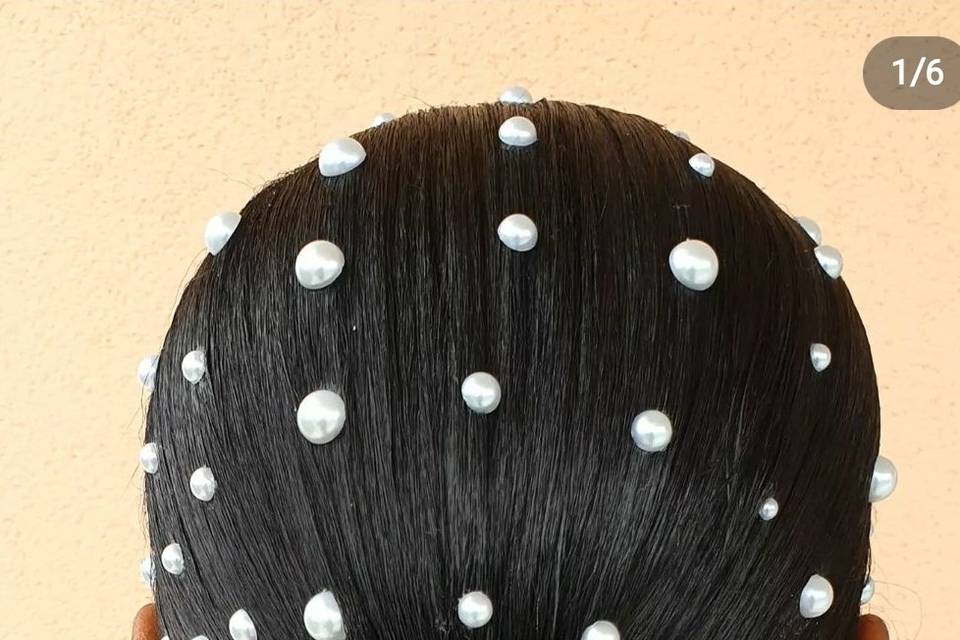 Sleek ponytail with pearls