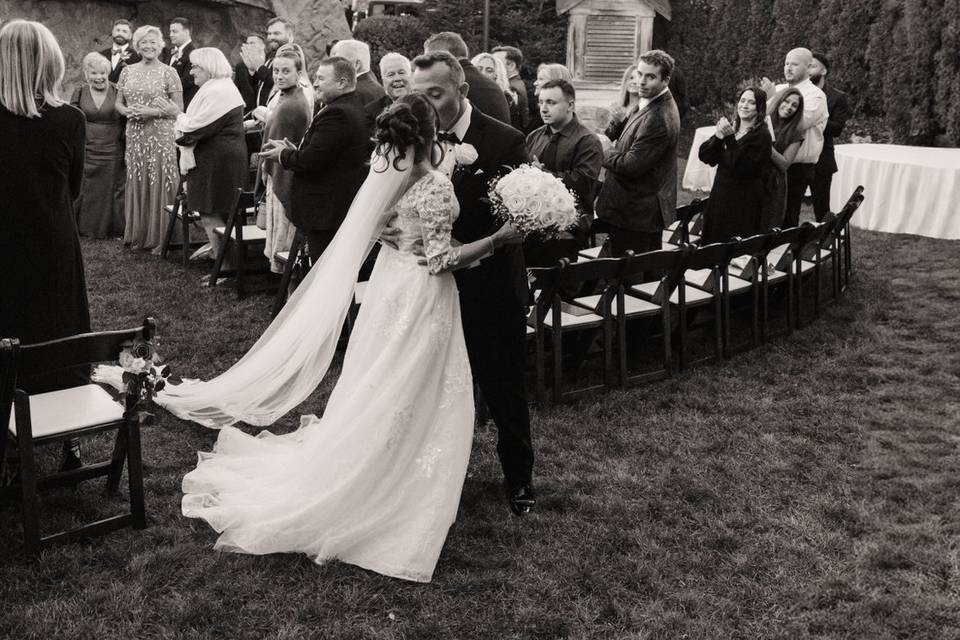 Endow aisle kiss
