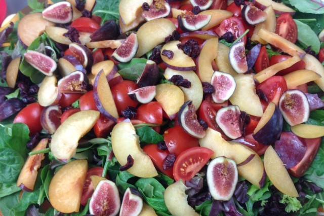 Salad with peaches and figs