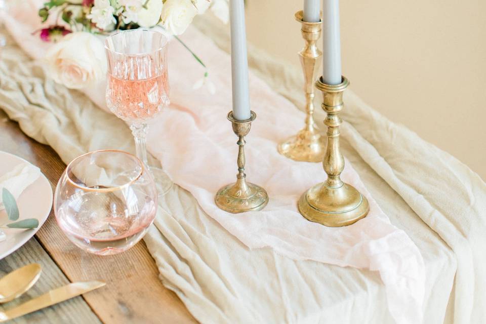 Sweetheart table in the snow