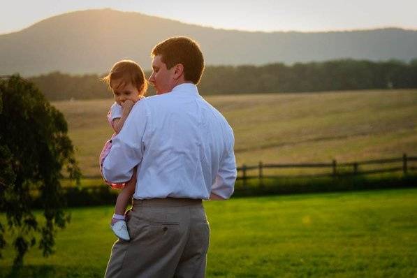 The best man with his child by the Sugarloaf Mountain