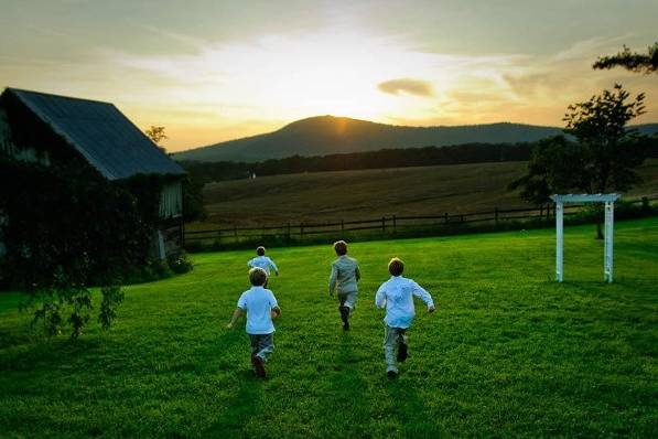Children running towards the Sugarloaf Mountain