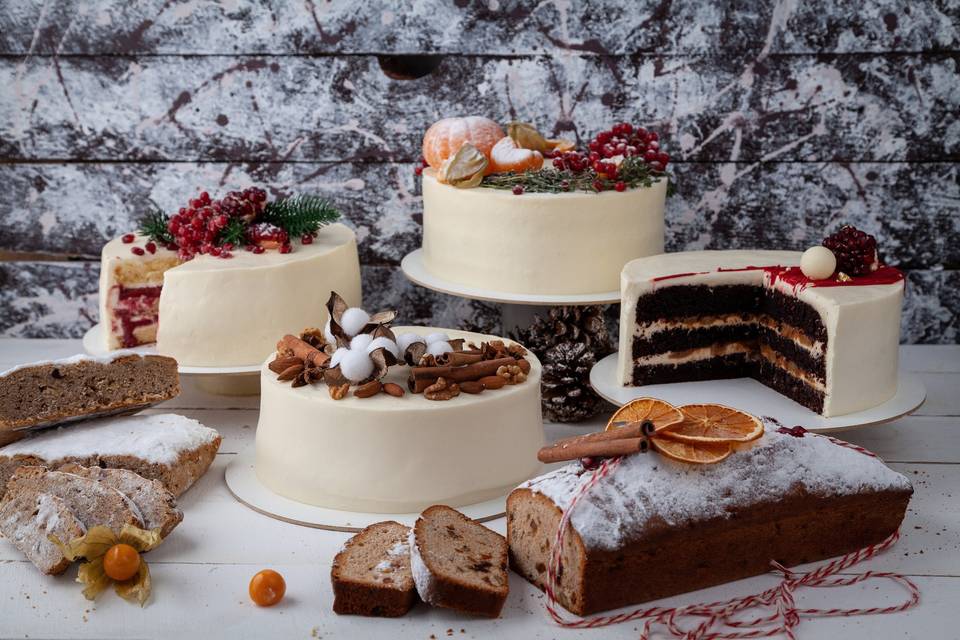 Winter wedding desert table