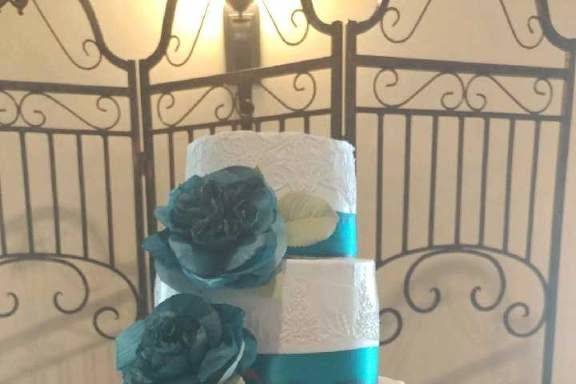 4-tier wedding cake with blue flowers and details