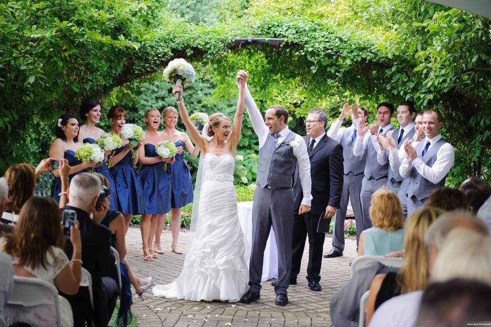 Couple with bridesmaids and groomsmen