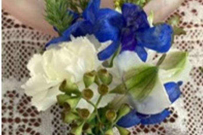 A blue and white bouttonniere