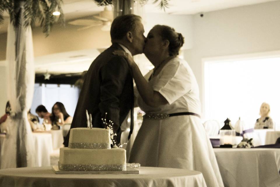 Kiss over the cake