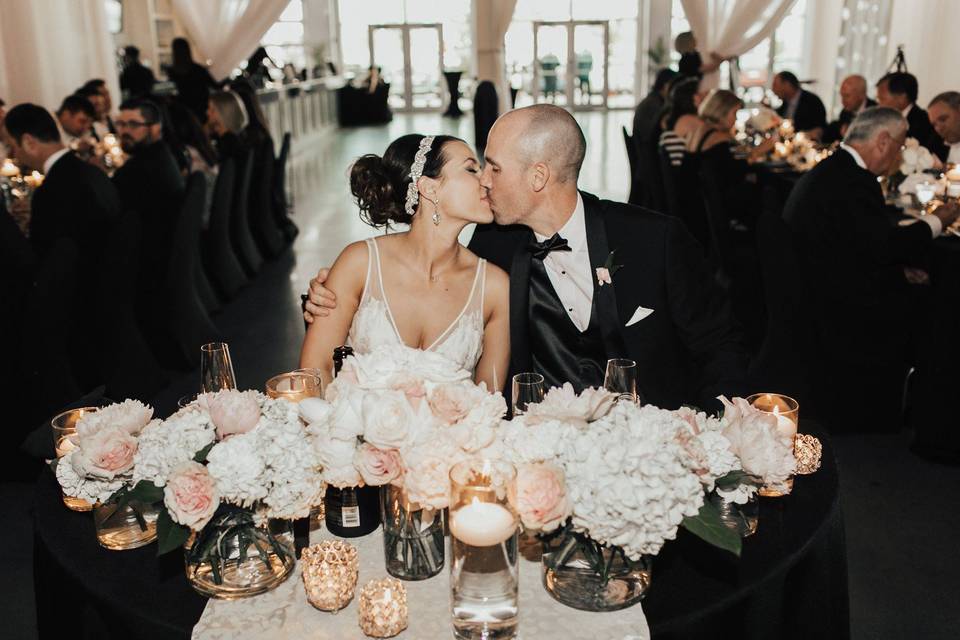 Head table kiss