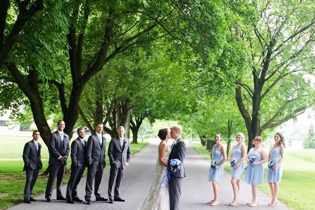 The couple with the bridesmaids and groomsmen