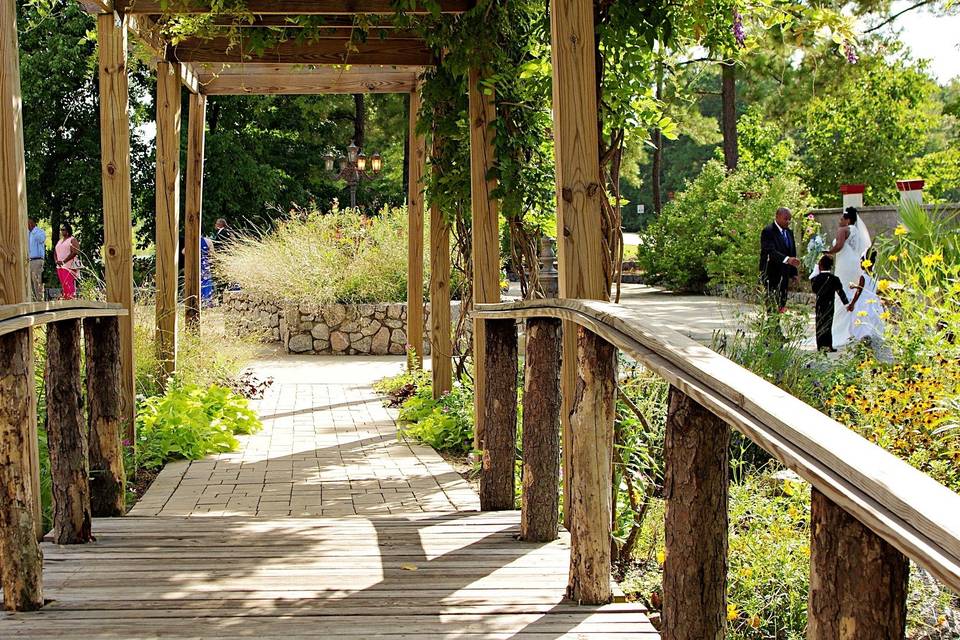 Garden wedding ceremony at Mar