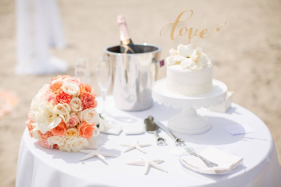 Wedding table setup and wedding cake
