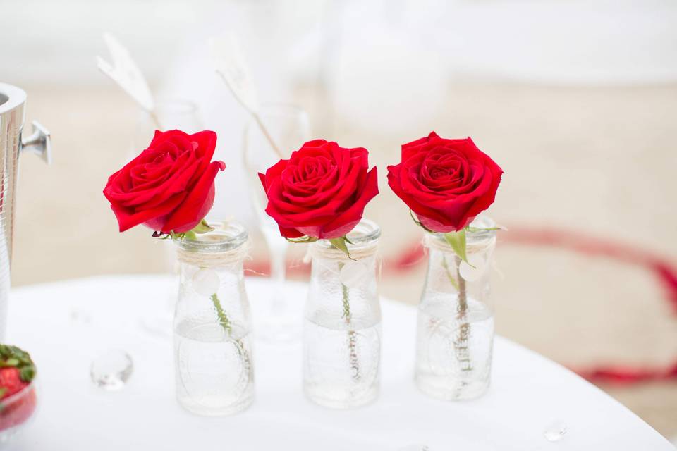 Table decor red roses