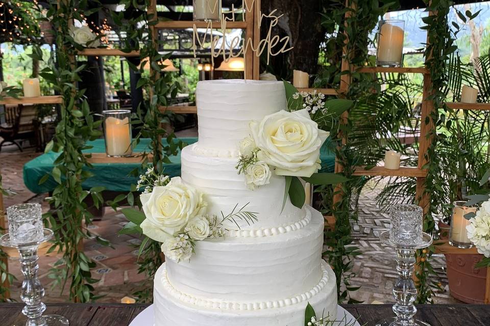 Rojo pasión!! Pastel de bodas - Decorated Cake by Enrique - CakesDecor