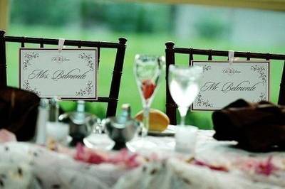 Everyone knows exactly where the bride and groom will be sitting.