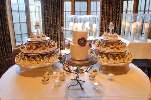 Plum Broach and snow flake wedding from enlightened patisserie