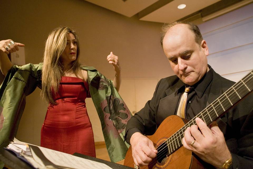 Soprano and guitarist